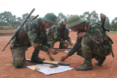 Chiến sỹ mới Tiểu đoàn 43 huấn luyện gói buộc lượng nổ (Kim Quy)
