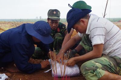 Cán bộ, chiến sỹ Đội 584 làm nhiệm vụ quy tập hài cốt liệt sỹ trên đất Lào mùa khô 2017 – 2018