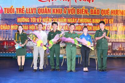 Tuổi trẻ LLVT Quân khu phối hợp với tuổi trẻ LLVT Quảng Trị tổ chức Chương trình hướng về biển, đảo quê hương tại huyện đảo Cồn Cỏ. (Nho Dũng)