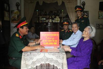 Đại tá Nguyễn Hoài Phương, UVTV Tỉnh ủy, CHT Bộ CHQS tỉnh thăm, tặng quà cho mẹ VNAH Nguyễn Thị Phước, ở Phường 2, Thị xã Quảng Trị.