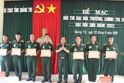 Đồng chí Đại tá Nguyễn Tài Tình, Phó Chỉ huy trưởng, Tham mưu trưởng Bộ CHQS tỉnh trao giấy khen cho các cán bộ tham gia thi có thành tích xuất sắc