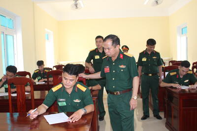 Đại tá Nguyễn Tài Tình, Phó Chỉ huy trưởng, Tham mưu trưởng Bộ CHQS tỉnh theo dõi cán bộ dự thi