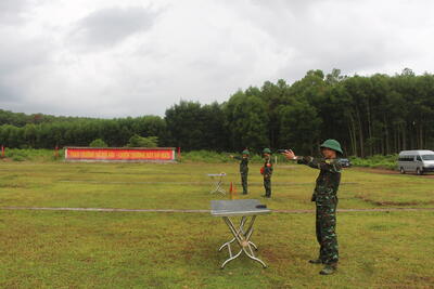Cán bộ tham gia thi thực hành bắn súng K54