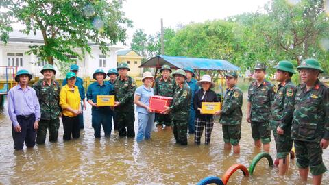 Đoàn công tác Bộ Tư lệnh Quân khu 4 thăm, động viên bà con và kiểm tra công tác phòng chống, khắc phục mưa lũ ở Quảng Trị