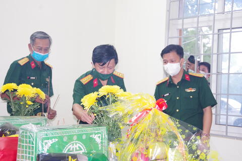Đảng ủy – Bộ Chỉ huy Quân sự tỉnh Quảng Trị đến dâng hoa, dâng hương 02 hài cốt liệt sĩ được Đội 584, vừa quy tập tại xã Gio Quang, huyện Gio Linh