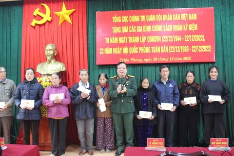 Bộ Chỉ huy Quân sự tỉnh Quảng Trị làm công tác chính sách trên địa bàn huyện Triệu Phong