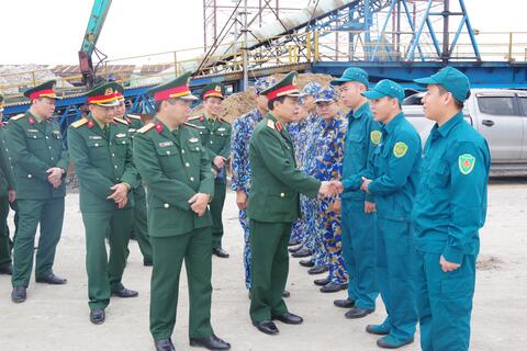 Đoàn công tác Bộ Tư lệnh Quân khu thăm và kiểm tra Hải đội Dân quân thường trực tỉnh Quảng Trị