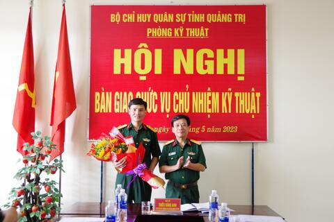 Bàn giao chức trách, nhiệm vụ Chủ nhiệm Kỹ thuật Bộ CHQS tỉnh Quảng Trị