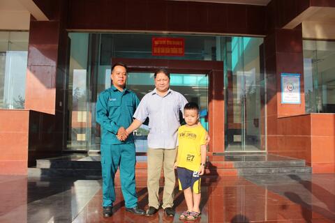 Thuyền trưởng Trần Hữu Tân dũng cảm cứu hai cha con đuối nước  ở biển Cửa Tùng