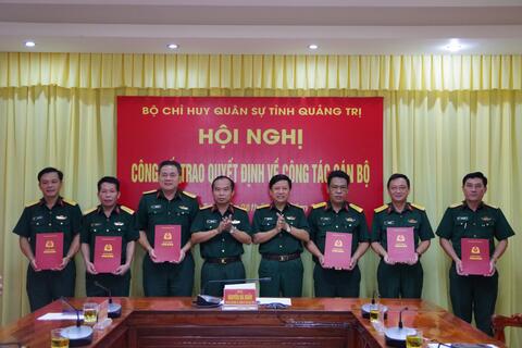 Đảng ủy Quân sự tỉnh Quảng Trị trao quyết định nhân sự cán bộ và giao nhiệm vụ cho các cán bộ đi đào tạo, bồi dưỡng năm 2023