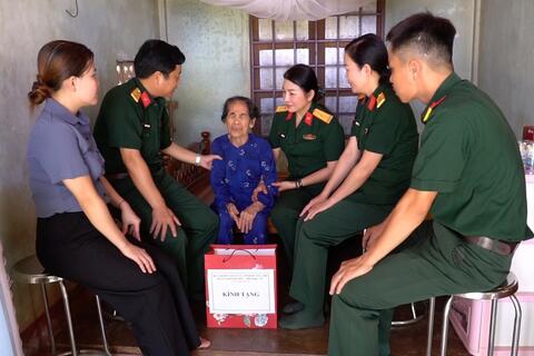 Hội phụ nữ, Đoàn thanh niên Bộ Chỉ huy quân sự tỉnh Quảng Trị tổ chức “Bữa cơm cùng mẹ Việt Nam anh hùng”