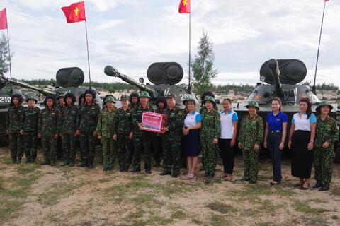 Bộ CHQS tỉnh Quảng Trị thăm, tặng quà động viên các lực thực binh tham gia diễn tập khu vực phòng thủ tỉnh Quảng Trị năm 2023