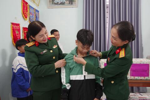 Hội Phụ nữ Bộ CHQS tỉnh phối hợp với Hội Chữ thập đỏ tỉnh thăm, động viên, tặng quà tại Trung tâm Điều dưỡng người có công và bảo trợ xã hội tỉnh Quảng Trị