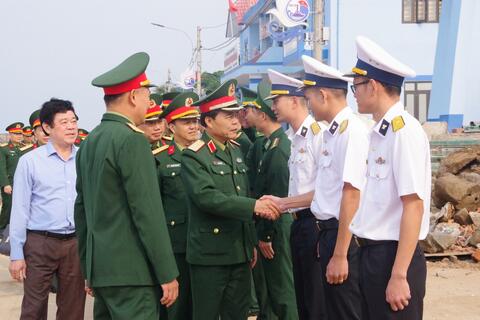 Thiếu tướng Lê Hồng Nhân, Phó Tư lệnh, Tham mưu trưởng Quân khu 4 kiểm tra kết quả công tác quân sự, quốc phòng tại Ban CHQS huyện đảo Cồn Cỏ