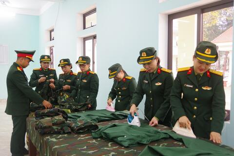 Các tổ chức quần chúng Bộ CHQS tỉnh Quảng Trị tổ chức các hoạt động thăm, tặng quà và chương trình “Khâu áo chiến sĩ”, “Bữa cơm ấm lòng chiến sĩ”