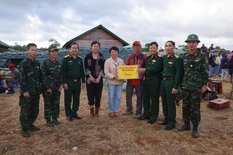 Bộ CHQS tỉnh Quảng Trị thăm, tặng quà đoàn làm phim sản xuất phim truyện điện ảnh “Mưa đỏ”