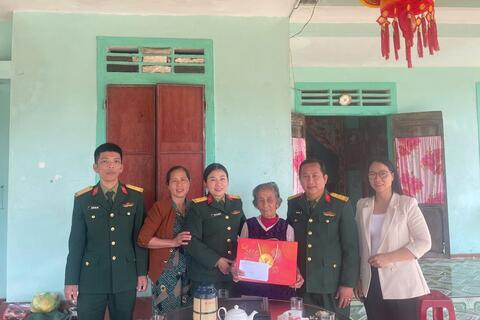 Hội Phụ nữ Bộ CHQS tỉnh Quảng Trị thăm, tặng quà Mẹ Việt Nam Anh hùng Trần Thị Liền