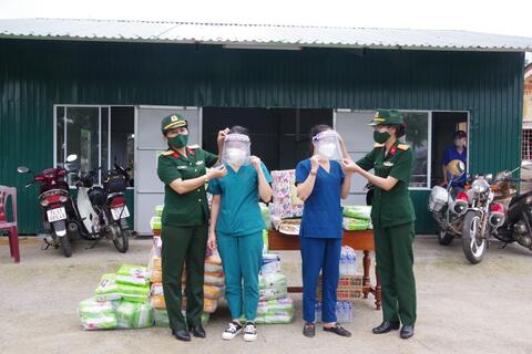 Hội Phụ nữ và Đoàn Thanh niên Bộ CHQS tỉnh Quảng Trị thăm, tặng quà các chốt phòng chống dịch Covid -19 trên địa bàn tỉnh.