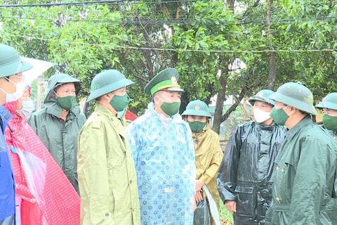 Bộ Tư lệnh Quân khu 4 kiểm tra công tác ứng phó cơn bão số 8 của tỉnh Quảng trị.