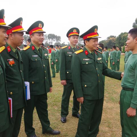 Chính ủy Bộ Chỉ huy Quân sự tỉnh Quảng Trị thăm, động viên chiến sĩ mới