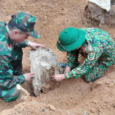 Phát hiện nhiều vật liệu nổ trong quá trình tìm kiếm, quy tập hài cốt liệt sĩ tại huyện Hải Lăng