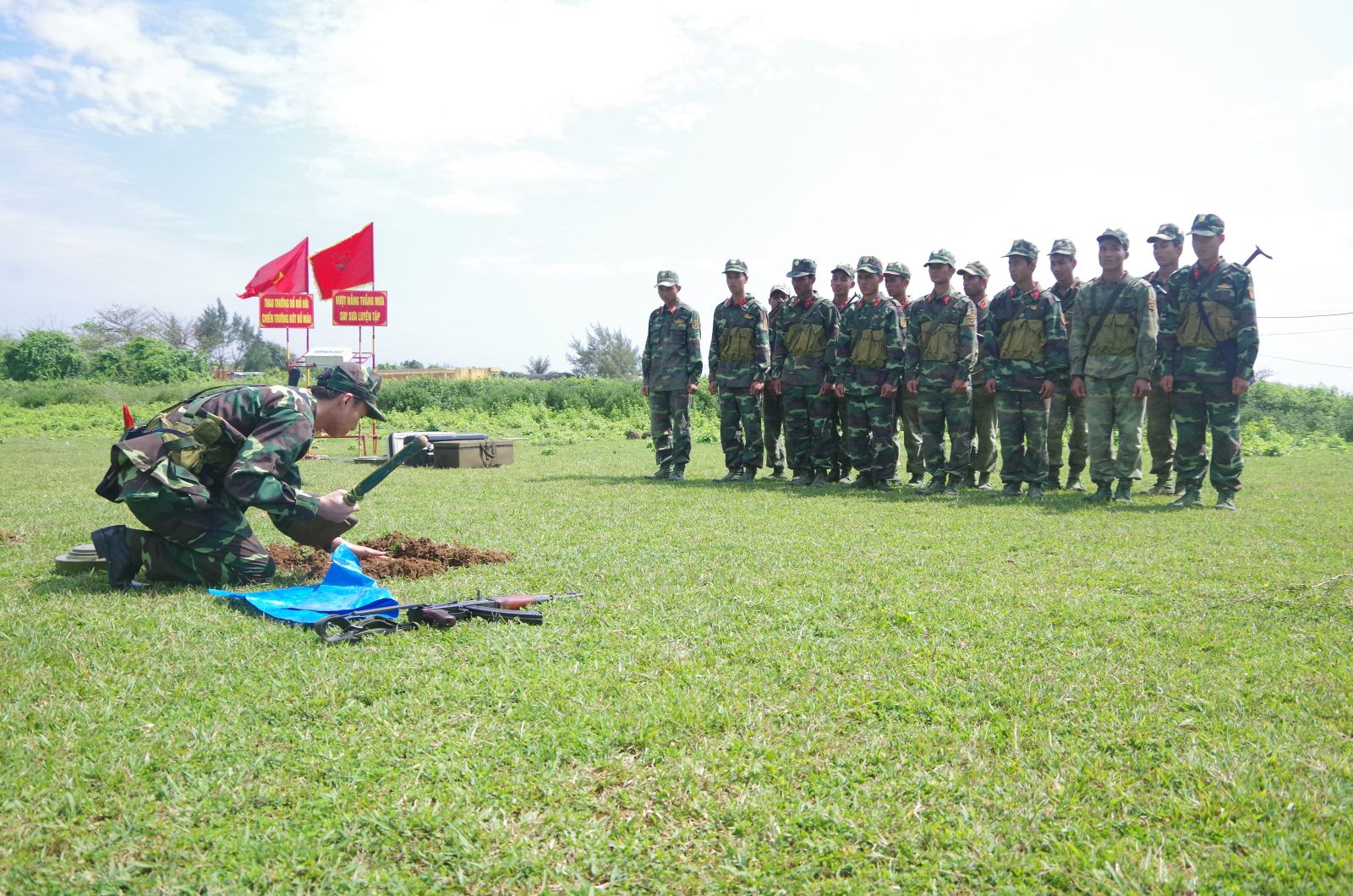 Cán bộ, chiến sỹ Đại đội Công binh Bộ CHQS tỉnh huấn luyện bố trí, tháo gỡ vật liệu nổ (Viết Linh)