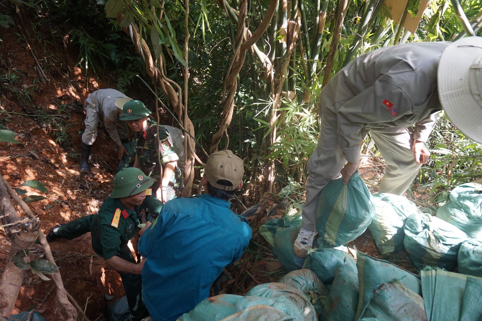 Lực lượng Công binh Bộ CHQS Quảng Trị tiến hành hủy nổ quả bom từ trường tại thôn Xa Ri thuộc xã Hướng Phùng, huyện Hướng Hóa (Xuân Diện).