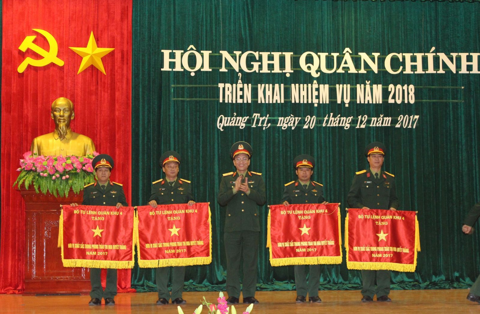 Thủ trưởng Bộ tư lệnh Quân khu tặng cờ thi đua xuất sắc năm 2017 cho các đơn vị