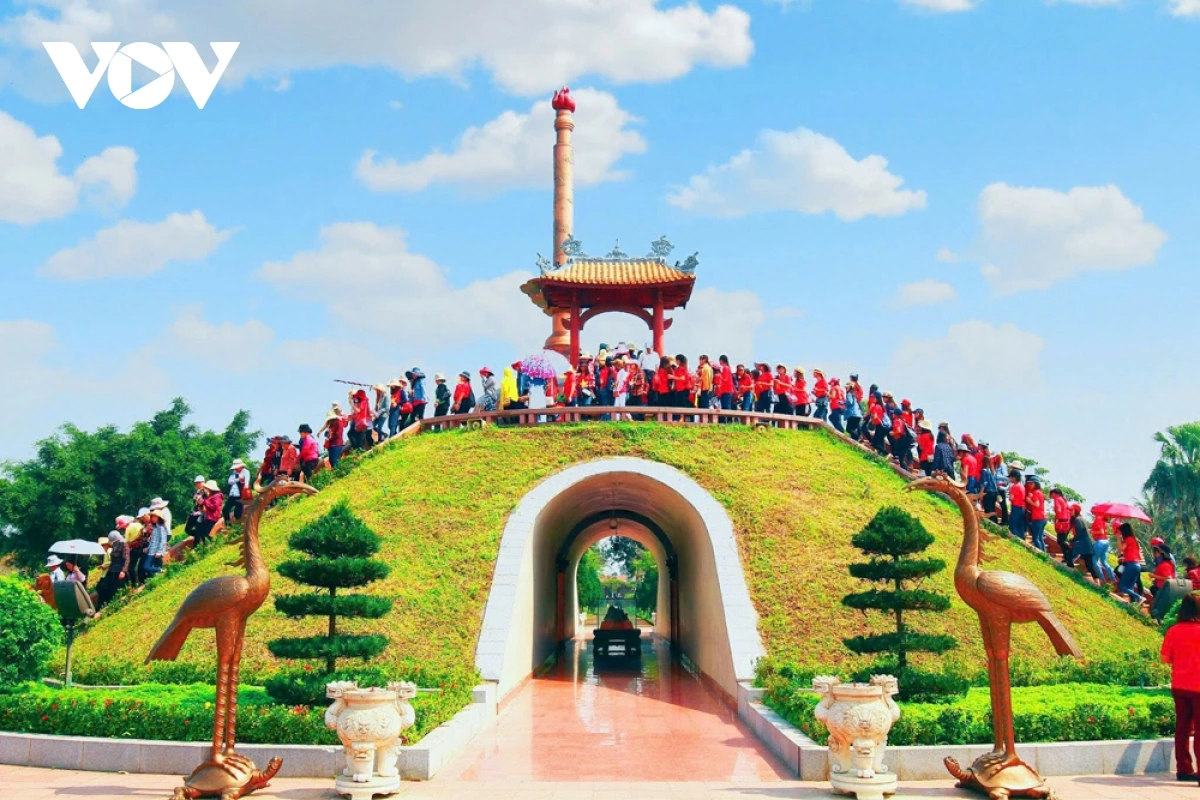 Dòng người dâng hương tại Đài tưởng niệm Thành cổ Quảng Trị