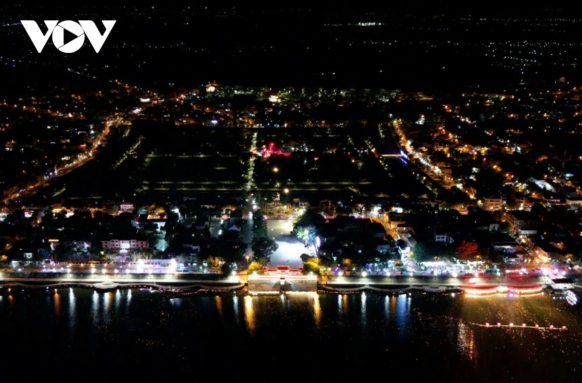 Bến thả hoa trên sông Thạch Hãn phía sau là Thành cổ Quảng Trị