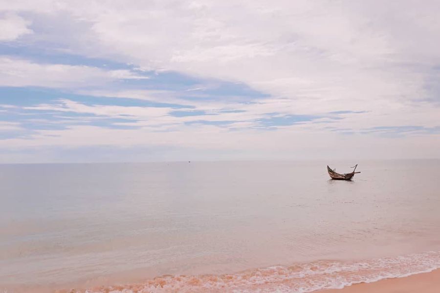 Bãi biển Mỹ Thủy yên bình