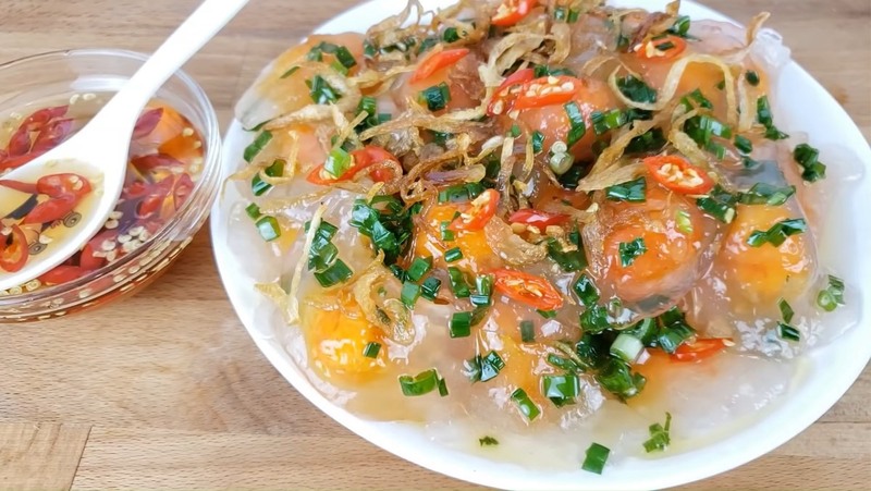 Làm vỏ bánh bột lọc Quảng Trị