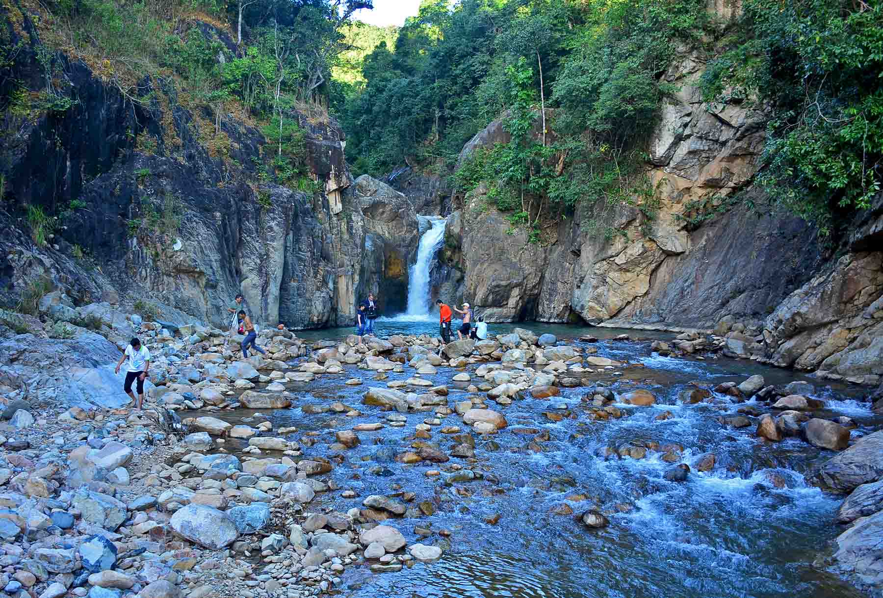 Thác Chênh Vênh hoang sơ