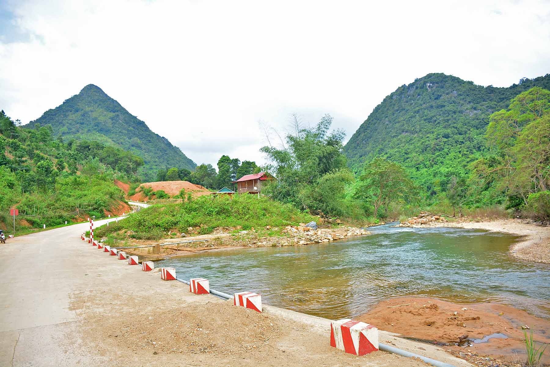 Đường vào thác Tà Puồng Chênh Vênh Quảng Trị