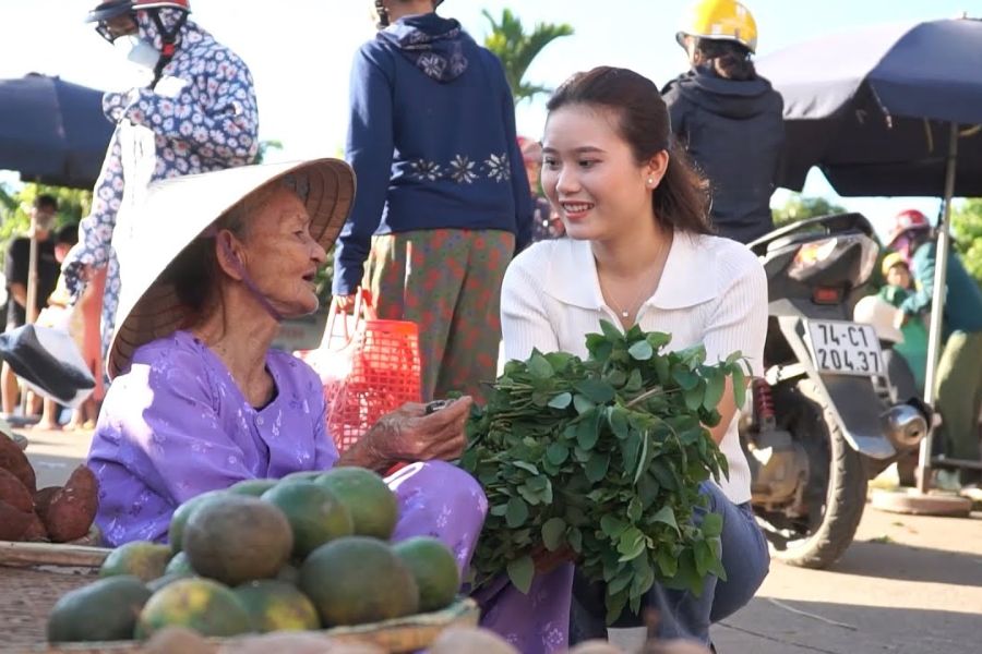 Trò chuyện cùng người dân tại chợ phiên Cam Lộ