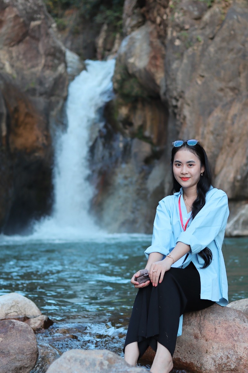 Hồ nước dưới thác Chênh Vênh