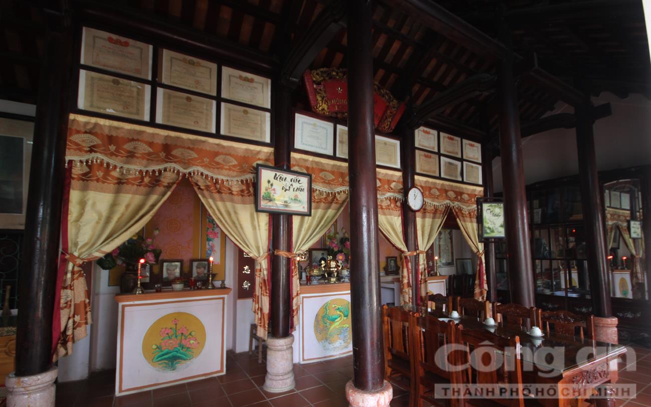 Gian thờ tự trong gia đình mẹ Thứ