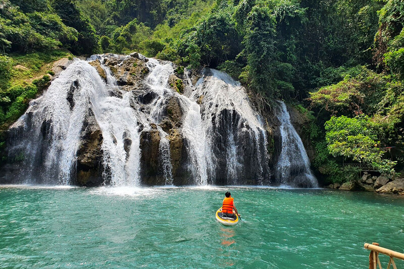 Chèo thuyền trên sông Đakrông