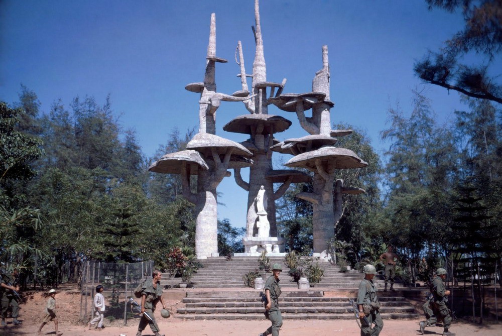 Linh đài Đức Mẹ La Vang