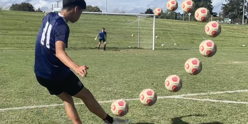 Cứa lòng là gì? Hướng dẫn kỹ thuật sút xoáy trong bóng đá