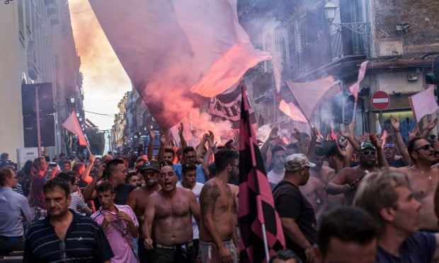 Cảnh tượng bạo loạn sân cỏ