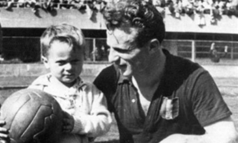 Valentino Mazzola dẫn đầu đội hình Torino tiến vào sân vận động